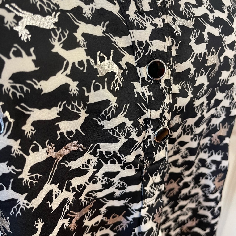 Jaclyn Smith Size Large Reindeer Silky Blouse! - Picture 4 of 8